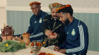 نجوم الكرة السعودية يواصلون التحدي والإبداع في الفن العسيري ضمن "التحدي مستمر"