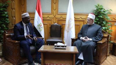 وكيل الأزهر يستقبل وزير الأوقاف الصومالي السابق ويهنئه بتكريم رئيس الجمهورية