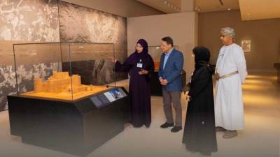 رئيس المجلس الأعلى لتنظيم الإعلام في زيارة للمتحف الوطني بسلطنة عمان