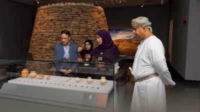 رئيس المجلس الأعلى لتنظيم الإعلام في زيارة للمتحف الوطني بسلطنة عمان