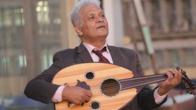 انطلاقا من مسرح نقابة الصحفيين.. المطرب والملحن محمد عزت يخوض تجربة التمثيل مع فرقة المسرح المصري 