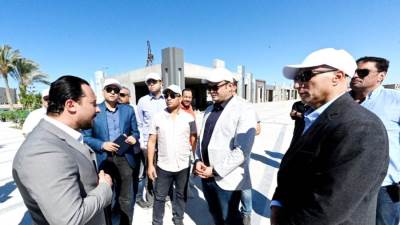 وزير الإسكان يتابع سير العمل بمشروع "مارينا 8 على البحيرة" جنوب مارينا العلمين السياحي