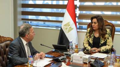 وزيرة التنمية المحلية تلتقي وفد من نقابة أطباء مصر