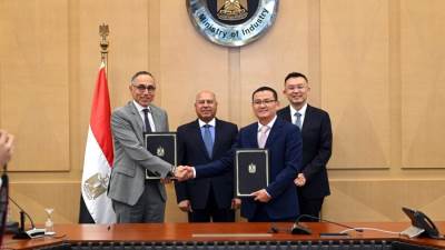 وزير الصناعة والنقل يشهد توقيع اتفاق بين شركة بايك الصينية وشركة ألكان لإقامة مصنع لإنتاج سيارات كهربائية في مصر