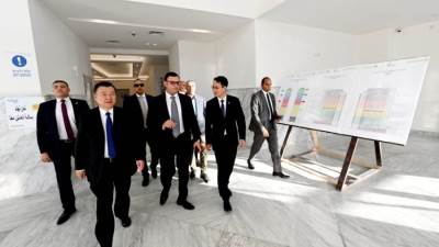 وزير الإسكان يصطحب نظيره الصيني فى جولة بأبراج الداون تاون ومشروعات العلمين الجديدة