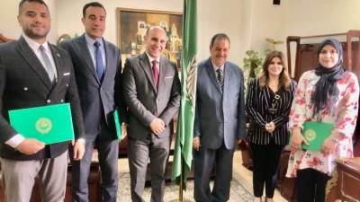 السفير خليل الذوادي يسلم شهادات مشاركة موظفي الجامعة العربية في المنتدى النووي والأمني