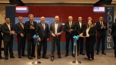 رئيس وزراء ماليزيا ونائب رئيس الوزراء للتنمية الصناعية يفتتحان مجمع مصانع عز العرب - السويدي لتصنيع السيارات