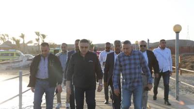 تحرك سريع وموجة بحر السبب.. محافظ البحر الأحمر يطمئن على السياح في حادث غرق مركب مرسى علم