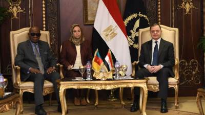 وزير الداخلية يبحث مع المندوب العام للأمن الوطنى بالكاميرون سبل التعاون المشترك 