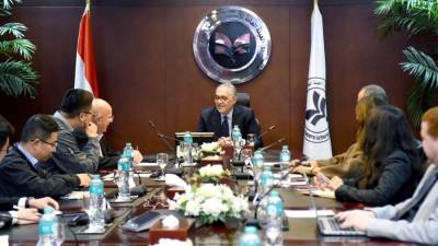 بتكلفة استثمارية 385 مليون دولار.. أكبر منتج للأقمشة المصبوغة والقمصان في العالم يبحث إنشاء مصنع في مصر