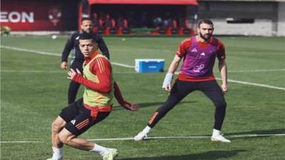 عمر كمال عبد الواحد يشارك فى مران الأهلى مرتدياً دعامة