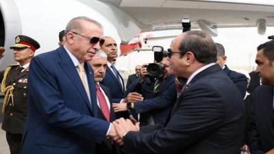 الرئيس السيسى يستقبل الرئيس التركى رجب طيب أردوغان بمطار القاهرة الدولى