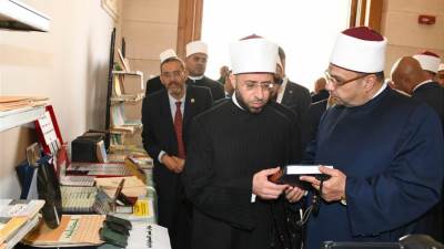 وزير الأوقاف يطلع على نوادر معرض المجلس الأعلى للشئون الإسلامية  