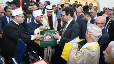 وزير الأوقاف يتفقد جناح المجلس الأعلى للشئون الإسلامية بمعرض الكتاب