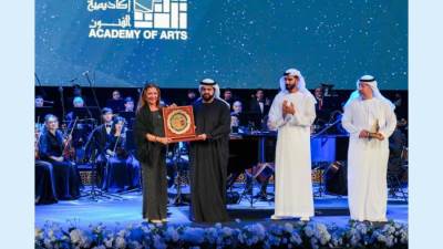 ولي عهد الفجيرة  يكرم الدكتورة غادة جبارة رئيس اكاديمية الفنون 