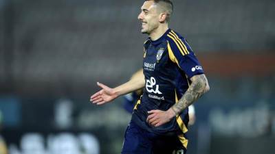 الأهلى يهزم مودرن سبورت بثلاثية ويطارد بيراميدز على الصدارة