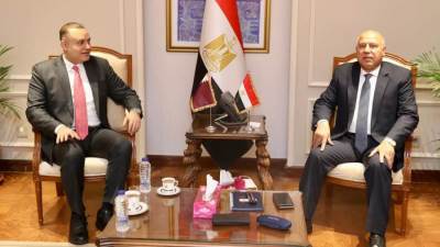 وزير النقل يبحث مع السفير القطري سبل التعاون المشترك 