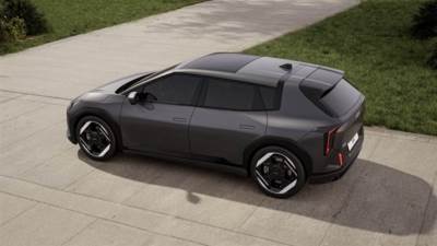 تمزج بين الابتكار وروح الاستكشاف مع الكشف عن تصميمها الخارجي قُبيل العرض EV4 كيا العالمي الأول