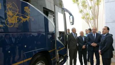 رئيس الوزراء يتفقد نموذجًا لأتوبيس سياحي لشركة "مصر للسياحة" من إنتاج "النصر للسيارات"
