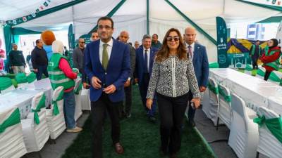 وزيرة التنمية المحلية تزور مقر بنك الطعام المصري وتتابع عمليات تعبئة وتغليف الوجبات الساخنة وكراتين شهر رمضان