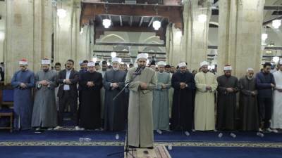  الجامع الأزهر يواصل استقبال رواده من مصر والعالم لأداء صلاتي العشاء والتراويح