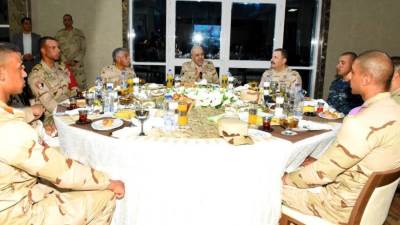 بالفيديو.. رئيس الأركان يتناول وجبة الإفطار مع أعضاء هيئة تدريس وطلبة معهد ضباط الصف المعلمين  