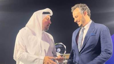 الإتحاد الإماراتي يكرم  رئيس نادي بيراميدز 