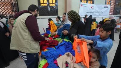 تعاون بين الهلال الأحمر الإماراتي ومؤسسة أولاد عبيد لتوزيع ٤ آلاف كرتونة رمضانية تشمل مواد غذائية وكسوة العيد