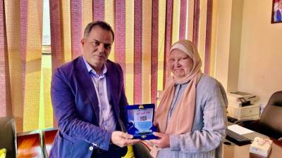 "اليمن اليوم" تُكرم ابنة أول شهيد مصري علي أرضها تقديرا لدور مصر التاريخي 