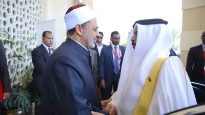 ملك البحرين يطمئن على شيخ الأزهر ويدعو له بالشفاء العاجل  