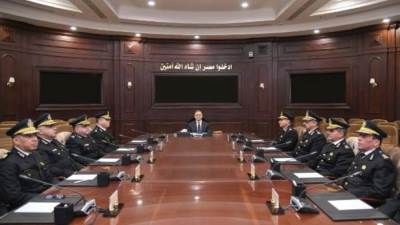 وزير الداخلية يراجع مع مساعديه خطط تأمين احتفالات المواطنين بعيد الفطر المبارك