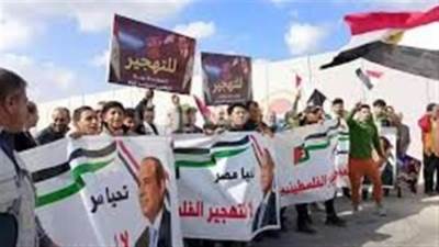 بالفيديو.. النائب طارق رسلان يقود مسيرة لتأييد القضية الفلسطينية عقب صلاة عيد الفطر بساحة مسجد عبد الرحيم القنائي