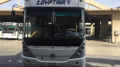أتوبيس مصر للطيران يصطدم بعمود إنارة بمهبط مطار القاهرة.. تفاصيل 