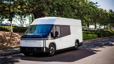 FLYNT تكشف رسميًا عن أول مركبة تجارية خفيفة كهربائية بالكامل