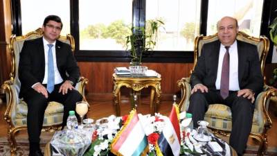 وزير الطيران المدني يبحث مع سفير طاجيكستان فرص التوسع في الربط الجوي بين البلدين 