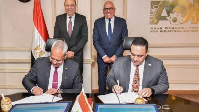 سامح الحفني يشهد توقيع بروتوكول تعاون بين المصرية لعلوم الطيران المدني ومصنع الإلكترونيات لتصنيع محاكيات الطيران