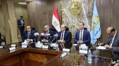 محافظ كفرالشيخ ورئيس جهاز حماية المستهلك يعقدان لقاءً موسعً مع الغرفة التجارية 