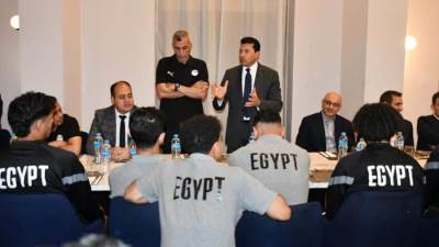 وزير الشباب والرياضة يؤازر منتخب الشباب قبل مواجهة المغرب في نصف نهائي أمم إفريقيا