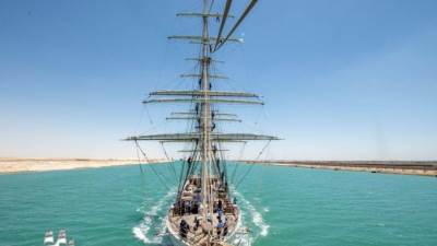 سفينة البحرية السلطانية العُمانية (شباب عمان الثانية) تعبر قناة السويس