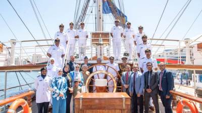 وفد من سفارة سلطنة عُمان بالقاهرة يستقبل سفينة شباب عمان في ميناء الإسكندرية