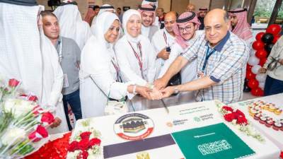 بعبارات الطمأنة بالجاهزية للتميز في خدمتهم.. "الماسية" تستقبل 1300 حاج من بعثة التضامن الاجتماعي في مكة المكرمة