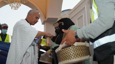 توافد حجاج السياحة "5 نجوم" إلى مشعر منى استعدادًا للتصعيد إلى عرفات