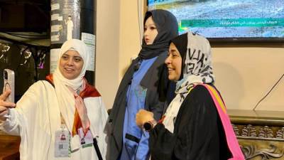 "نواف ونورة" .. روبوتات ذكية ترحب بحجاج الـ5 نجوم في مشعر منى  و ترافقهم طوال إقامتهم 