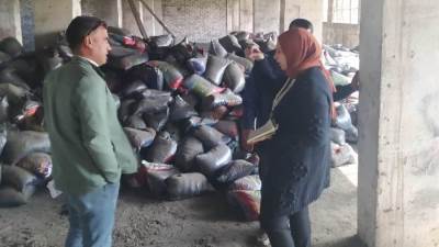 كارثة بيئية تطارد أهالي ميت كنانة بعد تخزين 200 طن من أسود الكربون منتهي الصلاحية بمزرعة دواجن