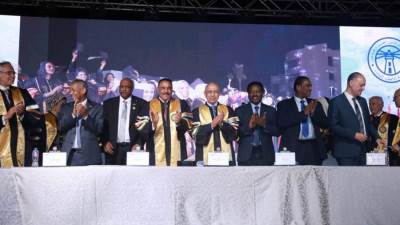 سفير السودان بالقاهرة ومحافظ مرسى مطروح يشهدان تخريج كلية الطب بجامعة الأحفاد في مدينة العلمين 