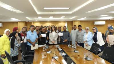 محافظ الجيزة يسلّم شهادات محو الأمية لـ 18 من العاملين بالمنطقة الأثرية بالهرم