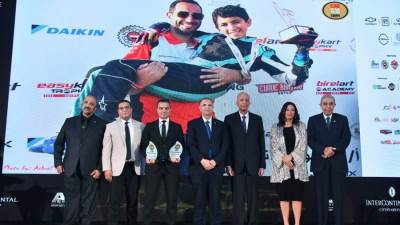 تكريم محمود راتب ونجله (محمد) ضمن الشخصيات الأيقونية بإحتفالية سيارة العام مصر 2025