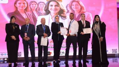 محمد عمر إبراهيم جعيده متحدثًا خلال تكريمه في فعاليات مؤتمر المرأة العربية بحضور الدكتورة إنعام الدرسي وكوكبة من القيادات النسائية العربية