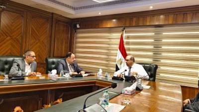 وزير الطيران المدني يجتمع بأعضاء اللجنه النقابية ..ويؤكد على دور اللجان النقابية في رفع الوعي الوظيفي