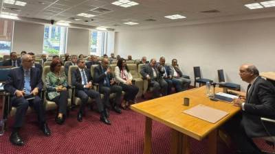 وزير الطيران المدني يلتقي السفراء الجدد ويستعرض تطوير القطاع 